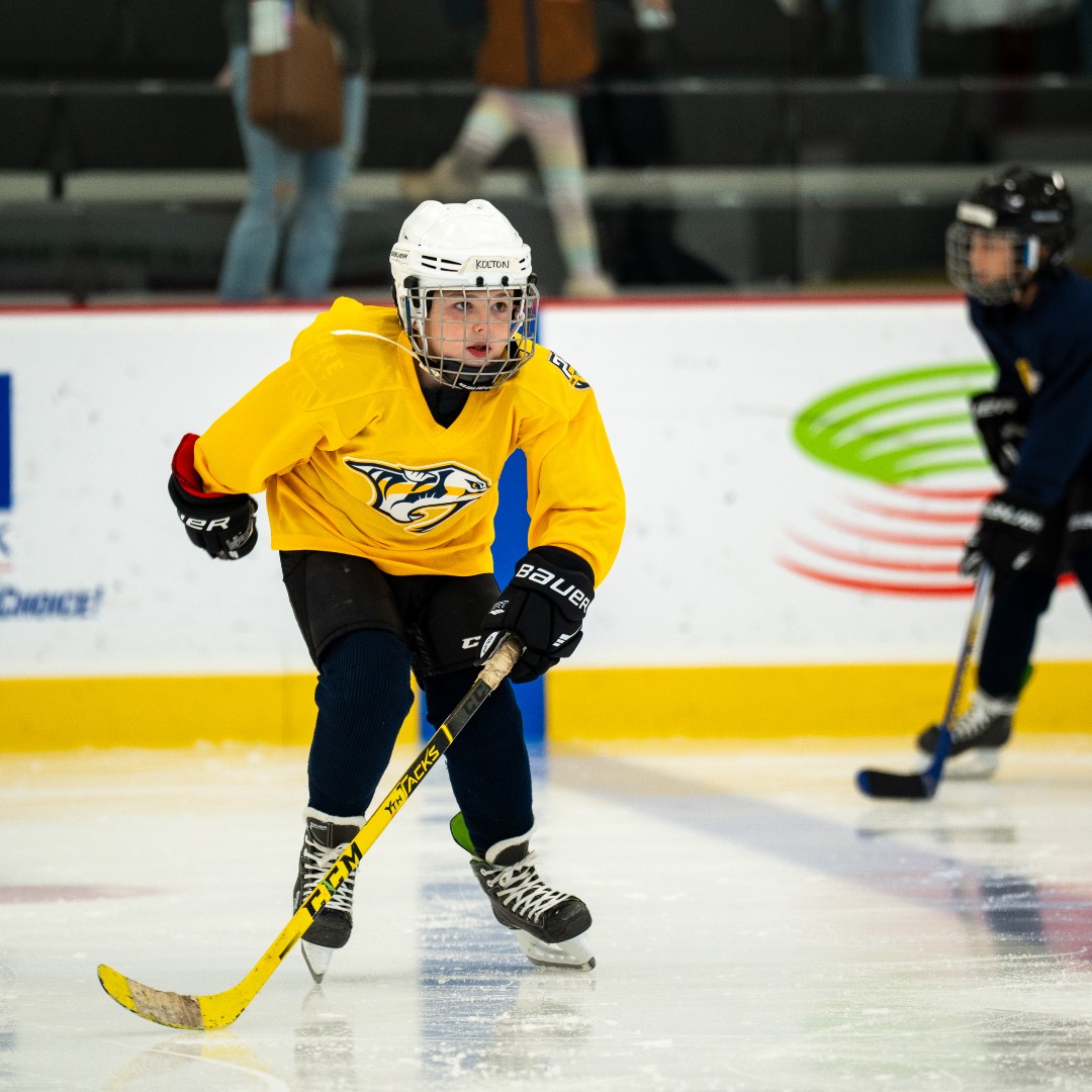 FMBankArena's tweet image. 🏒 Step up your hockey skills! Whether you're just starting out or looking to refine your moves, our weekly hockey classes are the perfect fit. From edgework to shooting, we cover it all for youth and adult skaters alike.
🔗 Get more info here: ow.ly/ypPM50W1Rcp