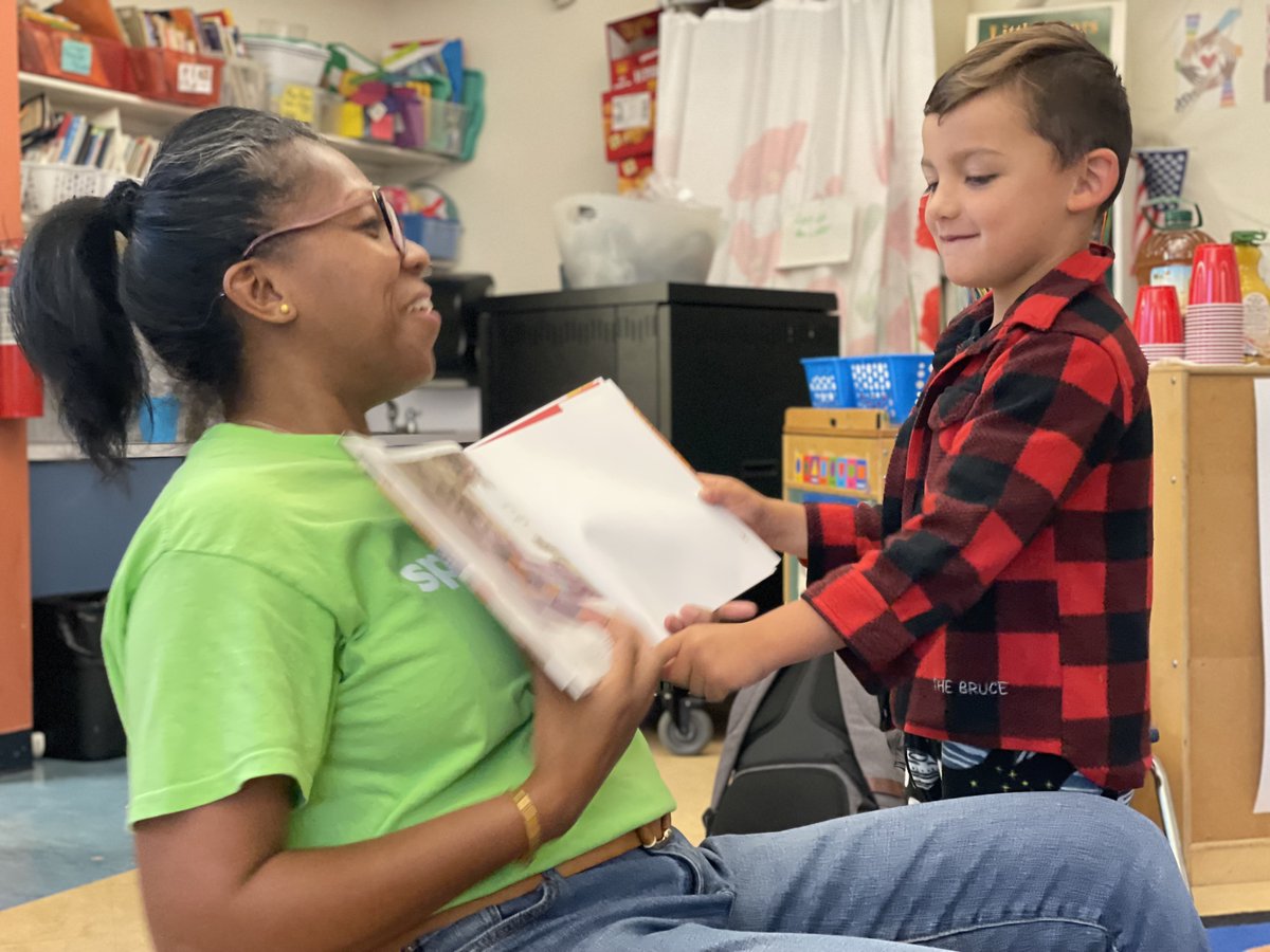 eatlearnplay's tweet photo. SIX YEARS, SIX MOMENTS! In 2024 we committed to advancing literacy in Oakland with a $25m investment, providing one-on-one tutoring and literacy programs for @ousdnews students and surrounding them with the books, tutoring, and encouragement they need to succeed. https://t.co/Q2P2gFq5Rn