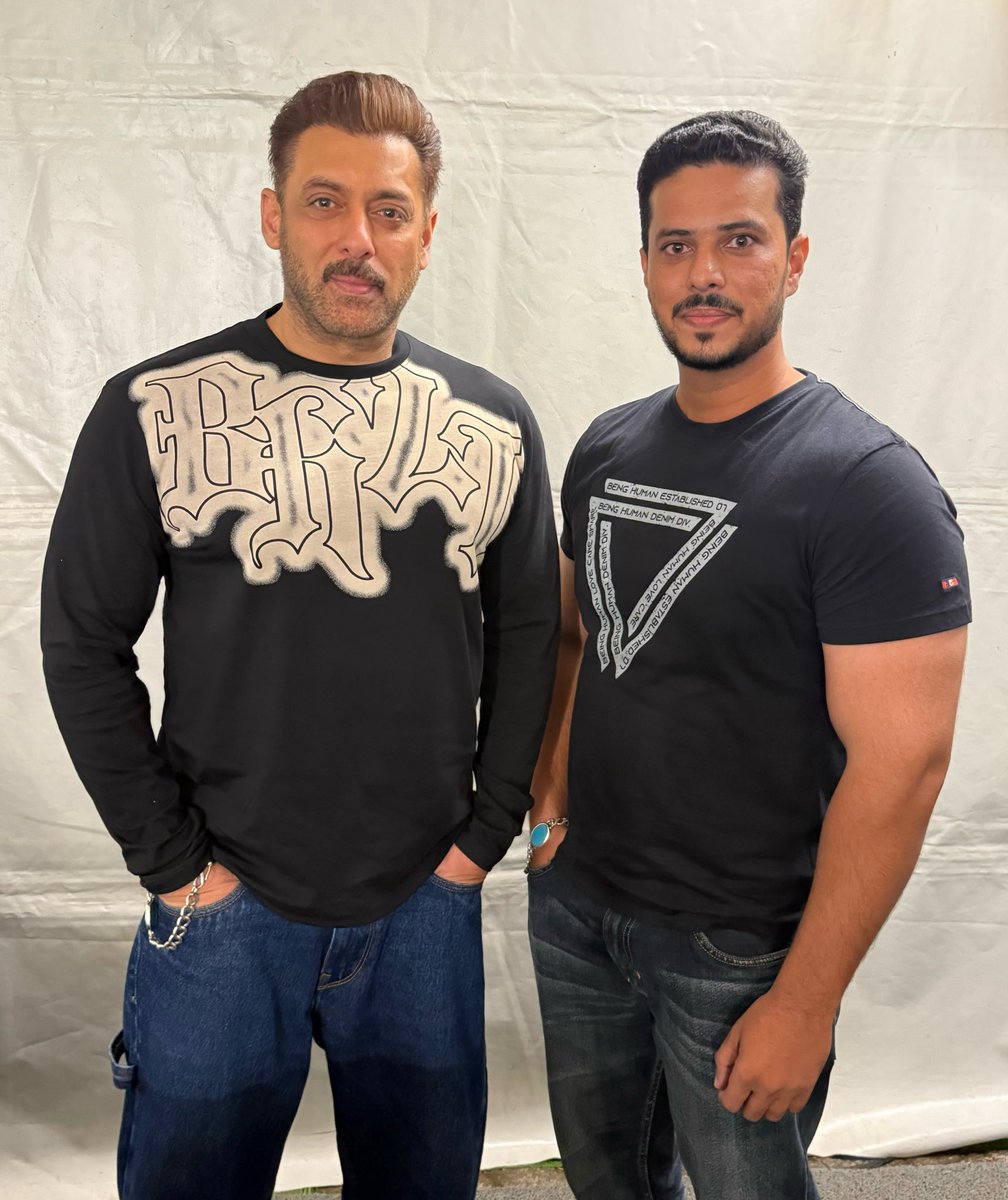 FARMAN (@being_farman) on Twitter photo Bhai is BHAing ๐คโค๏ธ..
#SalmanKhan Bhai is BHAing ๐คโค๏ธ..
#SalmanKhan