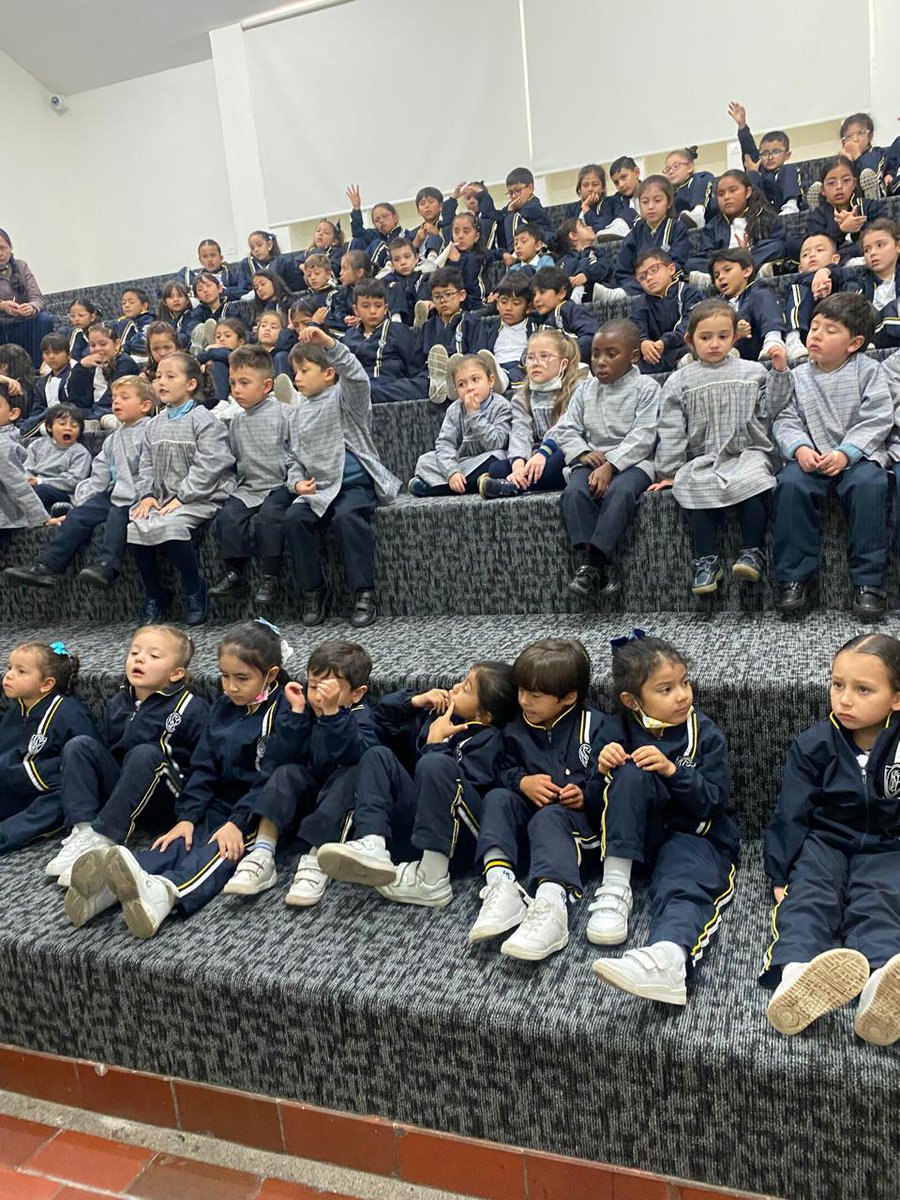 🌱 La Subred Centro Oriente fomenta en los más pequeños el cuidado del planeta.
En Los Mártires, realizamos una jornada educativa sobre reciclaje y protección del medio ambiente con niños y niñas de transición y primero. ♻️👧🧒

#EducaciónAmbiental #CuidemosElPlaneta