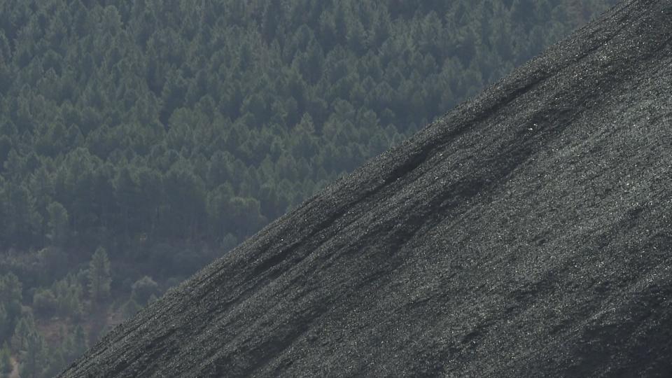 La Junta de CyL ha aprobado una inversión de 2,59 millones de euros para restaurar 7,25 hectáreas degradadas por la minería en Sorbeda del SiL. Los trabajos incluyen la retirada de escombros, demolición de infraestructuras, estabilización de taludes y plantación de vegetación.