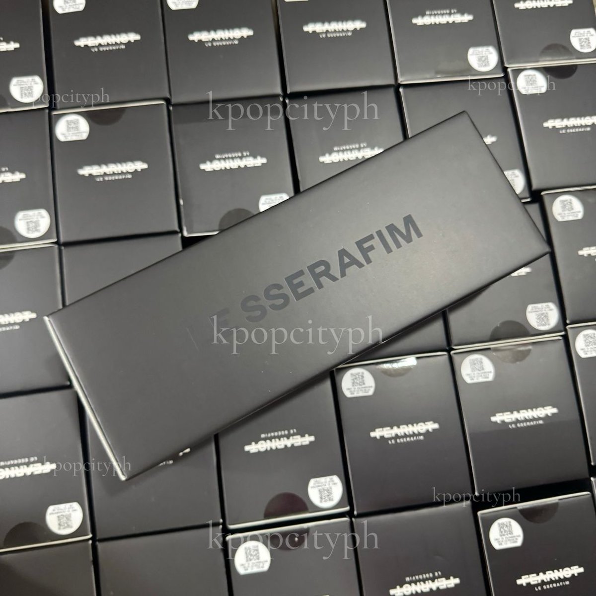 [ON HAND] LE SSERAFIM OFFICIAL LIGHTSTICK FIMBONG 🖤 #KPOPCityFinds wts lfb ls lsrfm

2600 SEALED
📝bit.ly/LSRFM25 or DM us
✅SDD GGX J&amp;T
📍Manila

250 Strap
700 HYBE LS Battery

#LE_SSERAFIM
#EASY_CRAZY_HOT_IN_MANILA #EASY_CRAZY_HOT

pls help rt  <a href="/lesserafimartph/">LE SSERAFIM MARKET PH</a> tysm