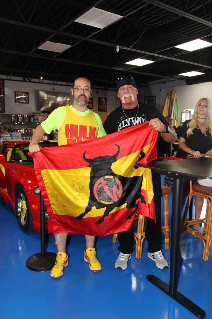 Nos acabamos de enterar de la triste noticia del fallecimiento del ídolo de nuestra infancia y al cuál tuvimos el inmenso honor de conocer personalmente en su tienda de Orlando! 
#ThankYouHogan 💪🏻 #RIPHULKHOGAN 😢