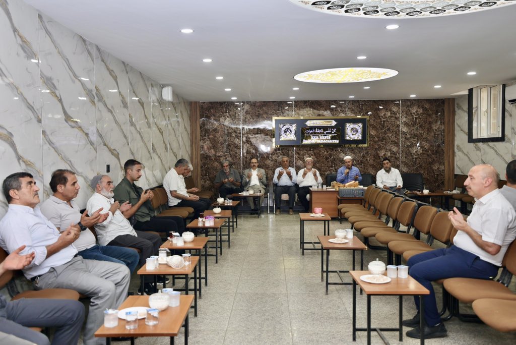 Siirt Valiliği (@siirtvaliligi) on Twitter photo 📍 Taziye Ziyareti
Valimiz ve Belediye Başkan V. Sayın <a href="/Dr_KemalKzlkaya/">Dr. Kemal KIZILKAYA</a>, eski İHH #Siirt İl Temsilcisi Metin Yardım’ın vefat eden muhterem anneleri için “Yardım” ailesine taziye ziyaretinde bulunarak başsağlığı ve sabır dileklerini iletti.
Merhumeye Cenab-ı Allah’tan rahmet 📍 Taziye Ziyareti
Valimiz ve Belediye Başkan V. Sayın <a href="/Dr_KemalKzlkaya/">Dr. Kemal KIZILKAYA</a>, eski İHH #Siirt İl Temsilcisi Metin Yardım’ın vefat eden muhterem anneleri için “Yardım” ailesine taziye ziyaretinde bulunarak başsağlığı ve sabır dileklerini iletti.
Merhumeye Cenab-ı Allah’tan rahmet