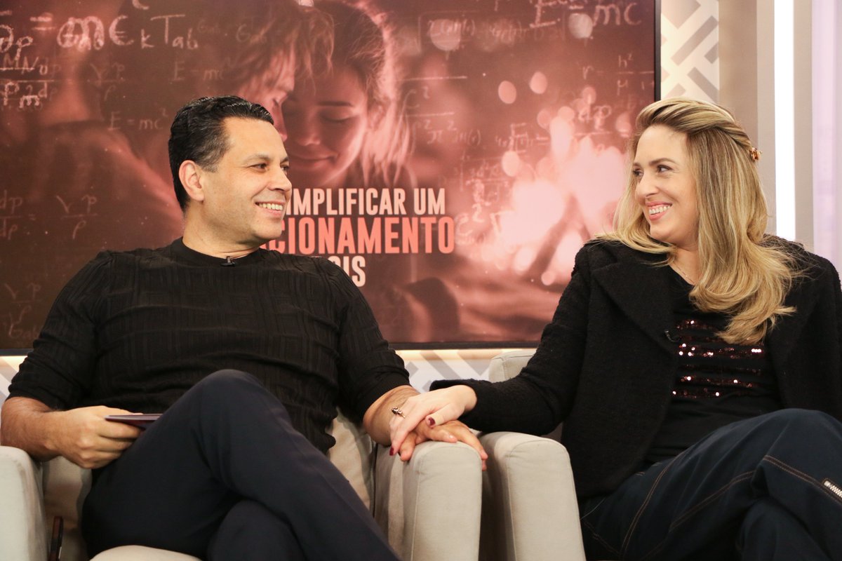 IgrejaUniversal's tweet image. Você deseja o olhar de cumplicidade, o afeto constante, paz e harmonia em seu relacionamento amoroso? Você pode ter! 🥰 
A Escola do Amor começa daqui a pouco, e eles vão ensinar o amor inteligente. O Renato e a Cristiane Cardoso chegam ao meio-dia, na tela da @recordtvoficial.