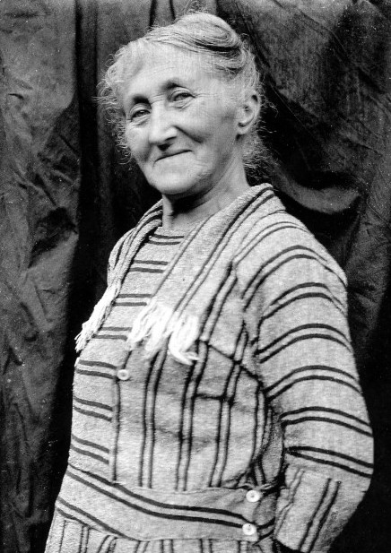 Anne Girardot (1860-1940)
Grand-mère de Pontailler-sur-Saône (Bourgogne). Elle a eu 11 enfants (parmi eux, André ne passera pas 3 jours, Henriette vivra 98 ans, tandis qu'Henri et Marcel mourront au front en 1915).