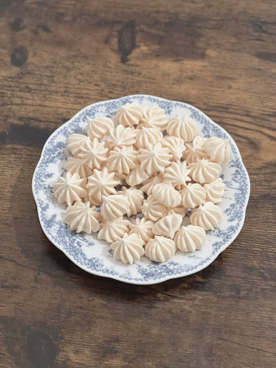 pekotchen's tweet image. 初めて焼いたメレンゲクッキー。