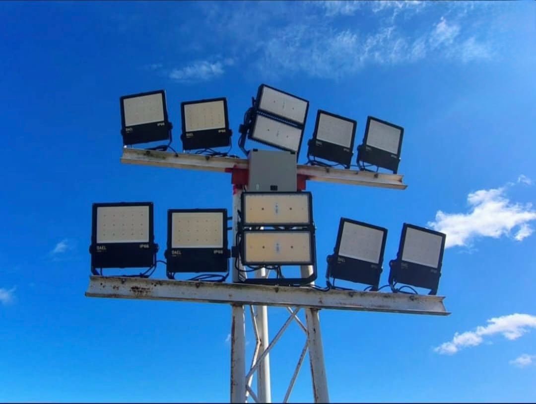 MinCoopCba's tweet image. 👉 Acompañamos el crecimiento del Club Jorge Newbery Mutual de #Ucacha con un aporte de $20 millones que permitió iluminar con tecnología LED las canchas de fútbol y tenis.
Invertimos donde hay comunidad, deporte e identidad.
#SeguimosHaciendo