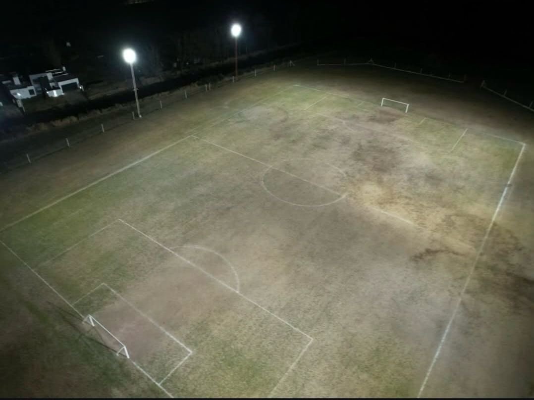 MinCoopCba's tweet image. 👉 Acompañamos el crecimiento del Club Jorge Newbery Mutual de #Ucacha con un aporte de $20 millones que permitió iluminar con tecnología LED las canchas de fútbol y tenis.
Invertimos donde hay comunidad, deporte e identidad.
#SeguimosHaciendo