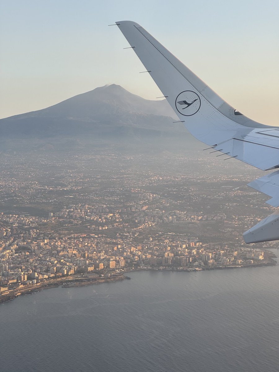 kaushikcbasu's tweet image. Good bye to Mount Etna & the Strait of Messina. This is roughly where Vivekananda sailing in 1897 was stunned by nature’s beauty, & noting that beauty is what the observer perceives, he jokingly told sister Nivedita, “Messina must thank me. It is I who give her all her beauty.”