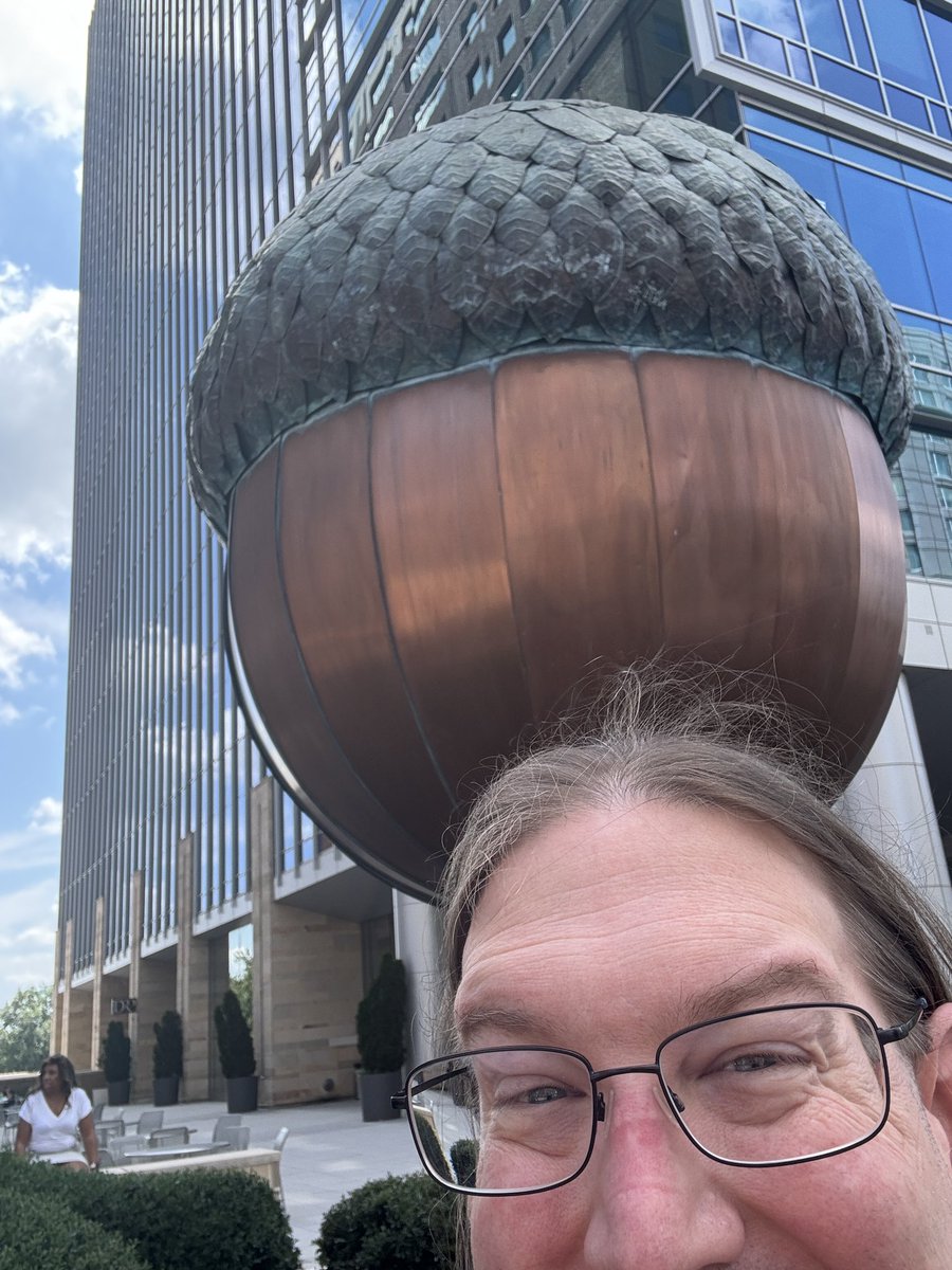 Seitz_Unseen's tweet image. Just when I thought *I* was the biggest nut in Raleigh, NC…! 🐿️
