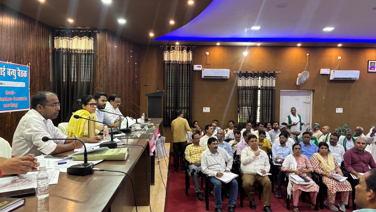 DM MIRZAPUR - मेरी माटी-मेरा देश (@dm_mirzapur) on Twitter photo *जिलाधिकारी प्रियंका निरंजन* ने विकास भवन में आयोजित "किसान दिवस" में उपस्थित किसानों की सुनी समस्याएं। नहरों की सफाई, बिजली, समितियों पर उर्वरक की उपलब्धता, सहित अन्य विषयों पर उठाए गए समस्याओं के निस्तारण के दृष्टिगत सम्बंधित अधिकारियों को दिया दिशा-निर्देश।
<a href="/CMOfficeUP/">CM Office, GoUP</a> *जिलाधिकारी प्रियंका निरंजन* ने विकास भवन में आयोजित "किसान दिवस" में उपस्थित किसानों की सुनी समस्याएं। नहरों की सफाई, बिजली, समितियों पर उर्वरक की उपलब्धता, सहित अन्य विषयों पर उठाए गए समस्याओं के निस्तारण के दृष्टिगत सम्बंधित अधिकारियों को दिया दिशा-निर्देश।
<a href="/CMOfficeUP/">CM Office, GoUP</a>