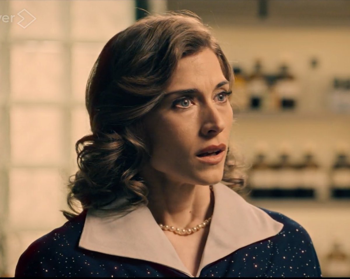 La caída del imperio de La Reina…

Pelayo diciéndole a Marta que tiene que ser intachable en los negocios y acto seguido ella se entera de que Brossard les ha plagiado el perfume de Cobeaga. El espionaje industrial de Gabriel está funcionando y pronto estallará todo… 🫠 #Mafin