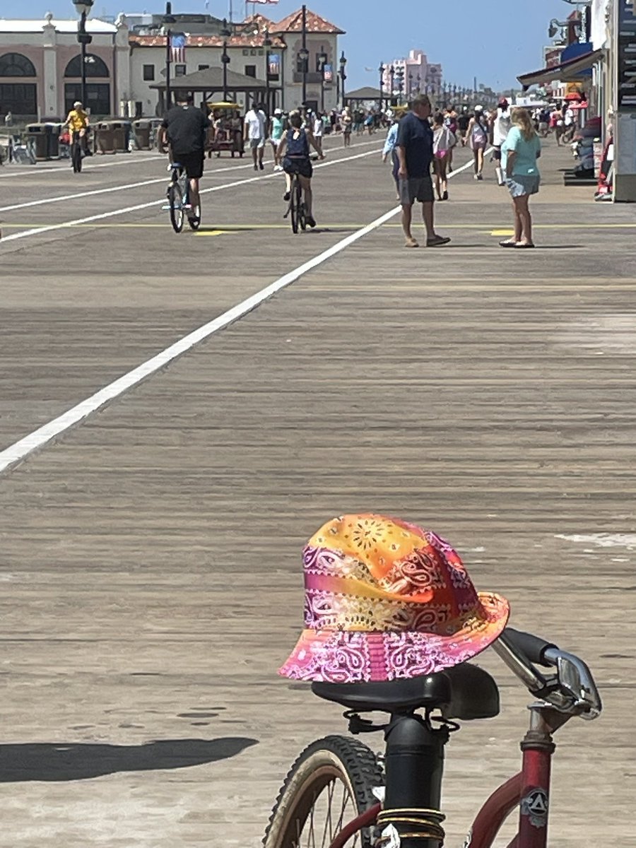 triempery's tweet image. Enjoying my time at the shore. I still write in my head, creating side stories I shall never let out to play. 🤣
