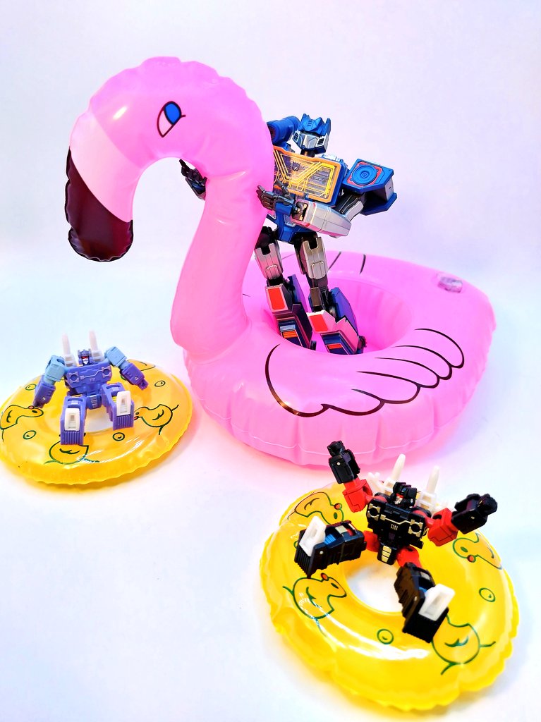 ZelleZeion's tweet image. Taking the kids to the pool! #Transformers #TFpics