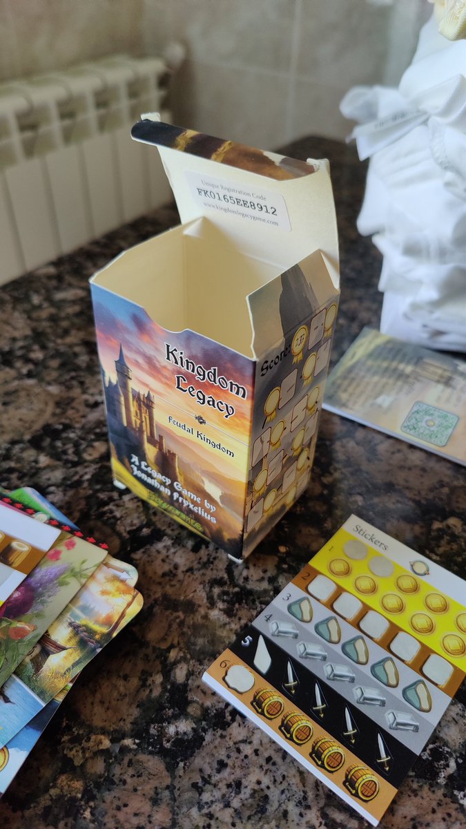 Segunda partida haciendo cosas distintas y con las reglas ya bien integradas y he pasado del 88 puntos del primer mazo a 233 con las 70 cartas del mazo inicial sin expansiones ni purgar ni na, que yo creo q ahora si q es respetable... Me parece una autentica pasada. Quiero mas!!