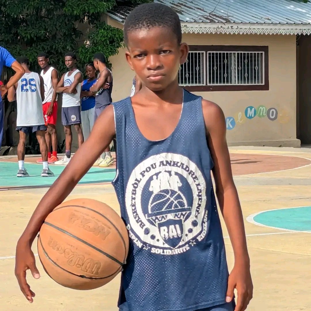 Jodi a se anivèsè Fritz Benjamin Sintinat. Ede nou swete l bòn fèt ! 🎂 #joyeuxanniversaire #lajenès #baskètbòl #Ayiti #BALAyiti
---
Today is Fritz Benjamin Sintinat's birthday. Please help us wish him a happy birthday! 🎂 #happybirthday #youth #basketball  #Haiti #BALHaiti