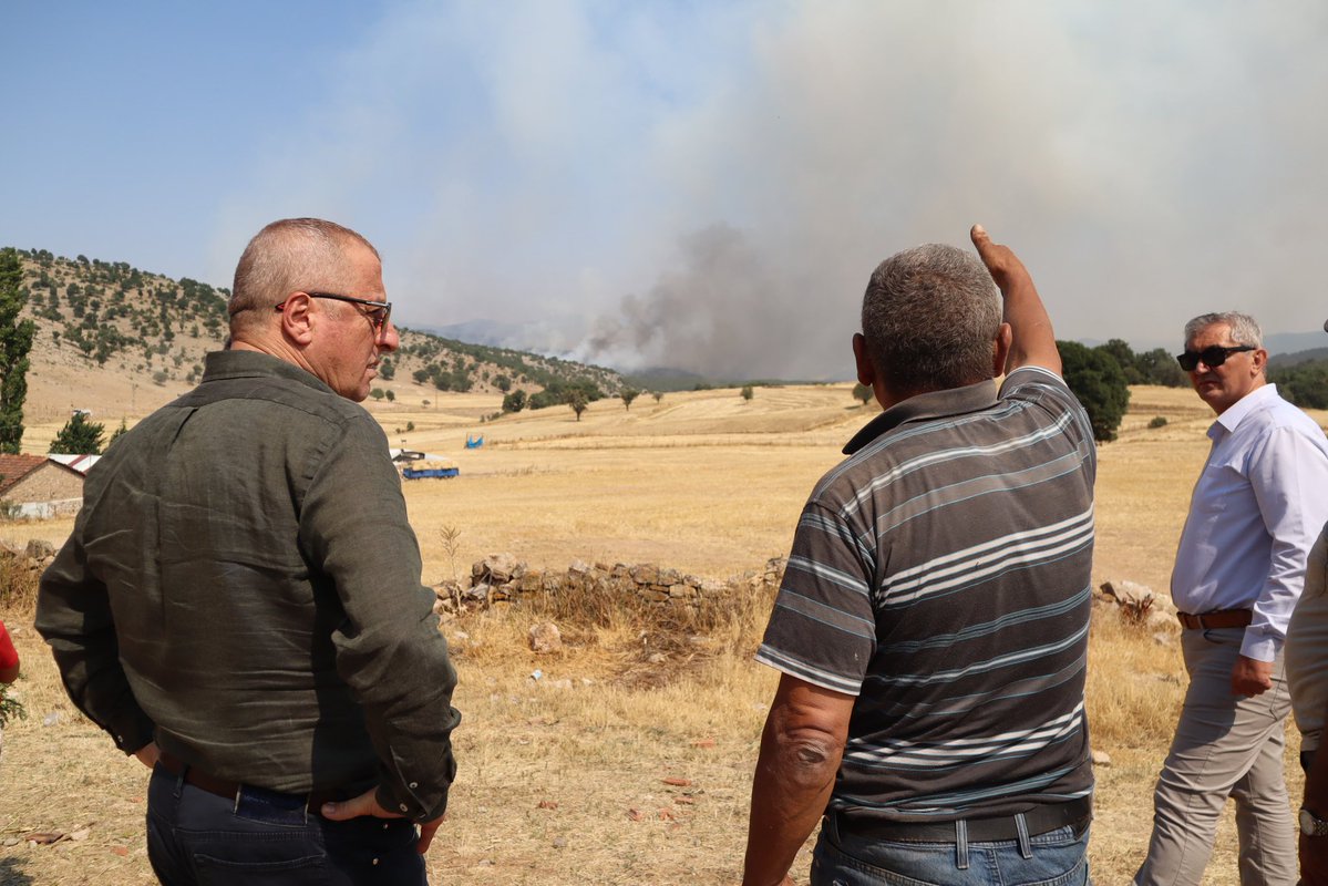 _hakanolgun's tweet image. 📍Afyonkarahisar – İhsaniye
📌Sarıcaova Köyü
📌Döğer Alanlı Mahallesi

🔥Eskişehir’de başlayan ve içimizi yakan yangın, maalesef rüzgârın etkisiyle Afyonkarahisar’ımıza da sıçradı.
Alevlerin ulaştığı İhsaniye ilçemize bağlı Sarıcaova Köyü ve çevresindeki yerleşim alanları, ciddi…