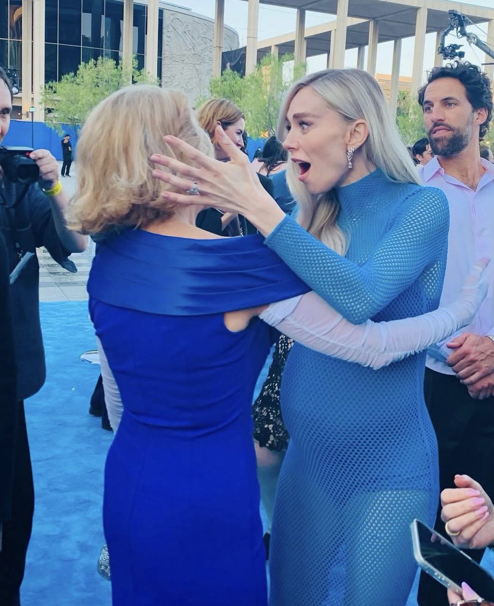 euolucasgeek's tweet image. As Mulheres Invisíveis!
Vanessa Kirby em choque por encontrar Rebecca Staab, a primeira Sue Storm (1994) no tapete azul na estreia mundial de #FantasticFour em Los Angeles.