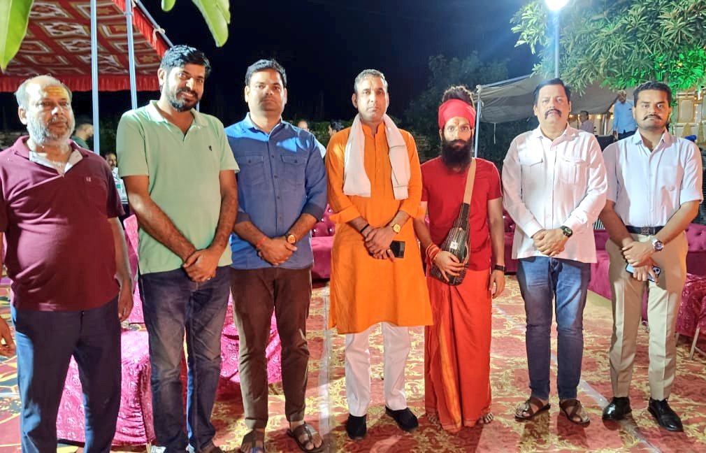 जय श्री श्याम !!

आज खाटू दरबार में श्याम बाबा के दर्शन कर समस्त जनों के सुख, समृद्धि और मंगल की कामना की। 

साथ ही श्री श्याम जी चौहान एवं प्रताप जी चौहान द्वारा आयोजित सहस्त्र घट पूजा में भाग लेकर भक्ति भाव से भोलेनाथ का पूजन किया तथा प्रसाद ग्रहण कर दिव्य अनुभूति प्राप्त की।