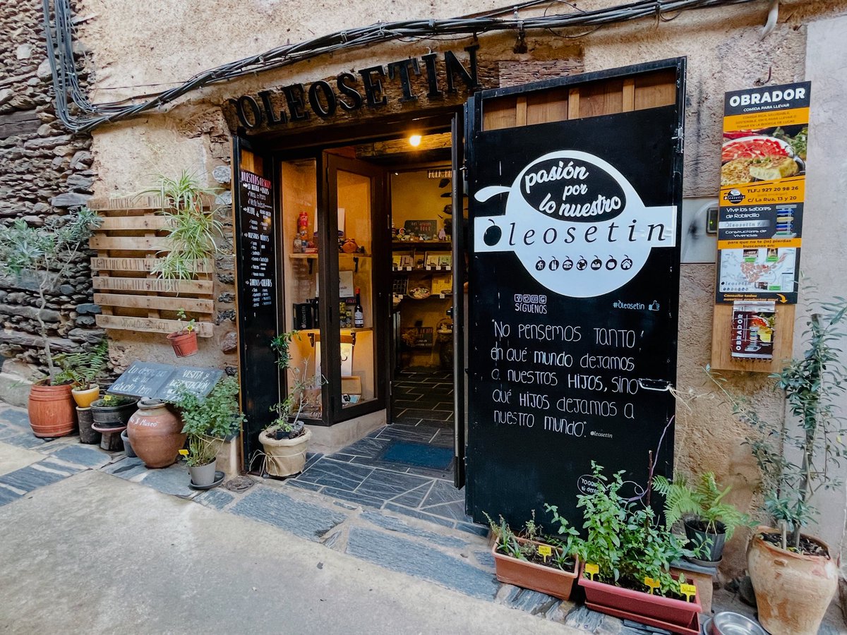 oleosetin's tweet image. La Bodega de Oleosetin en Robledillo de Gata es mucho más que una tienda: es un museo vivo donde tradición, naturaleza y sabores auténticos se encuentran. Ven y siente la cultura de la Sierra de Gata en cada rincón. 🌿🍷
#Oleosetin #RobledilloDeGata