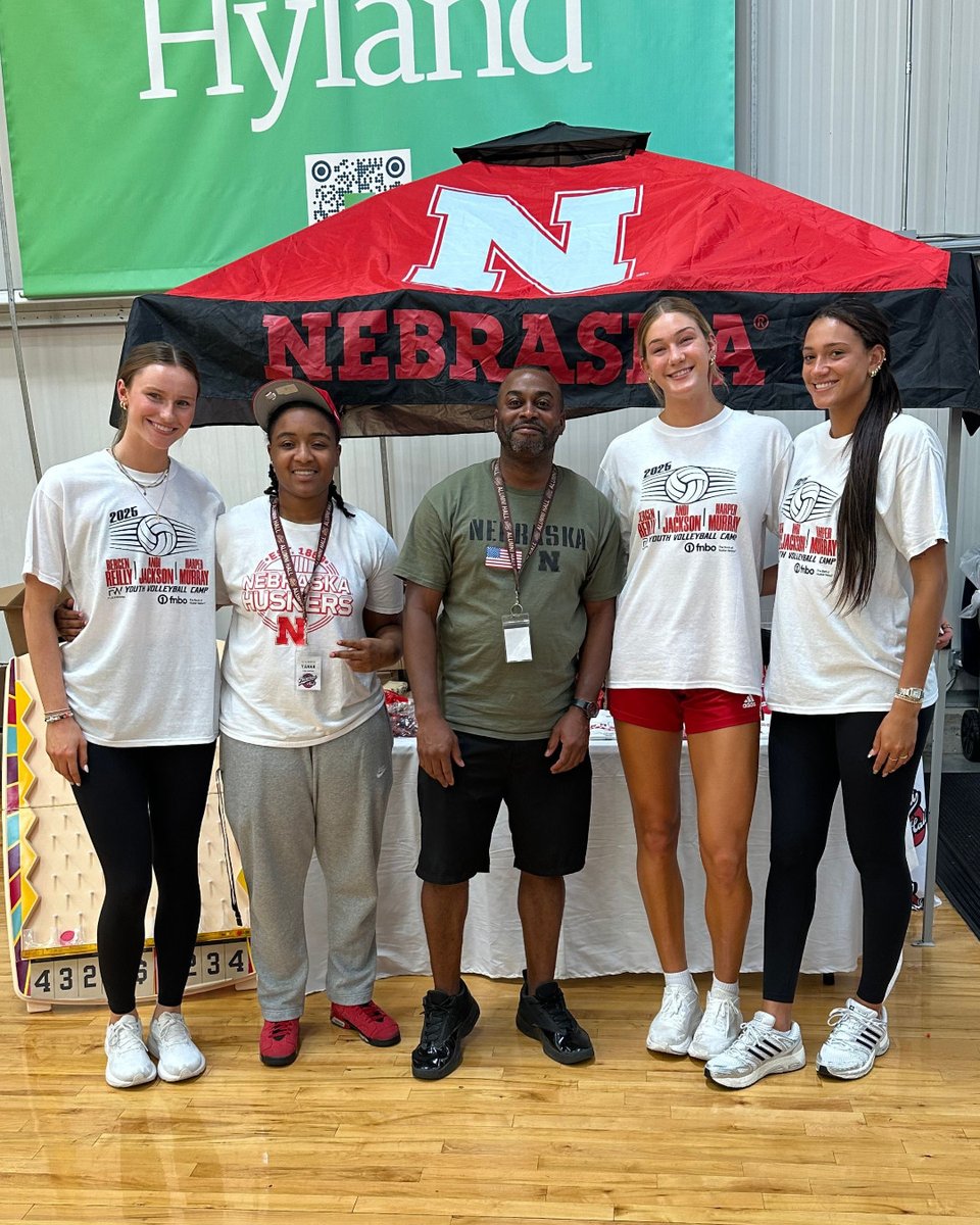 AlumniHallUNL's tweet image. We had such a fun time yesterday at the Nebraska Volleyball Camp meeting the athletes and giving away some cool prizes! 🏐🎉 We&apos;re set up here again today so come see us, Huskers!
alumnihall.com/nebraska-cornh…