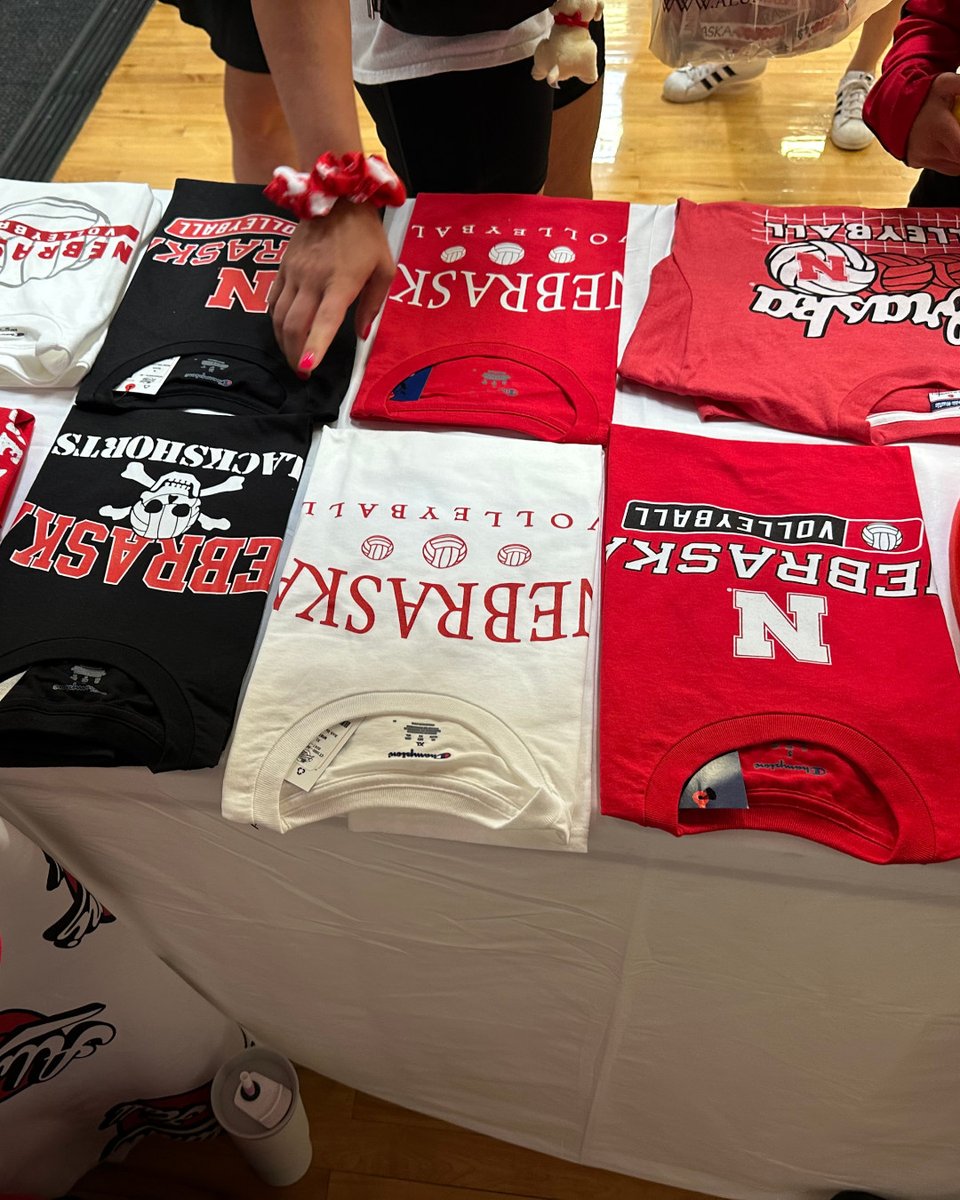 AlumniHallUNL's tweet image. We had such a fun time yesterday at the Nebraska Volleyball Camp meeting the athletes and giving away some cool prizes! 🏐🎉 We&apos;re set up here again today so come see us, Huskers!
alumnihall.com/nebraska-cornh…