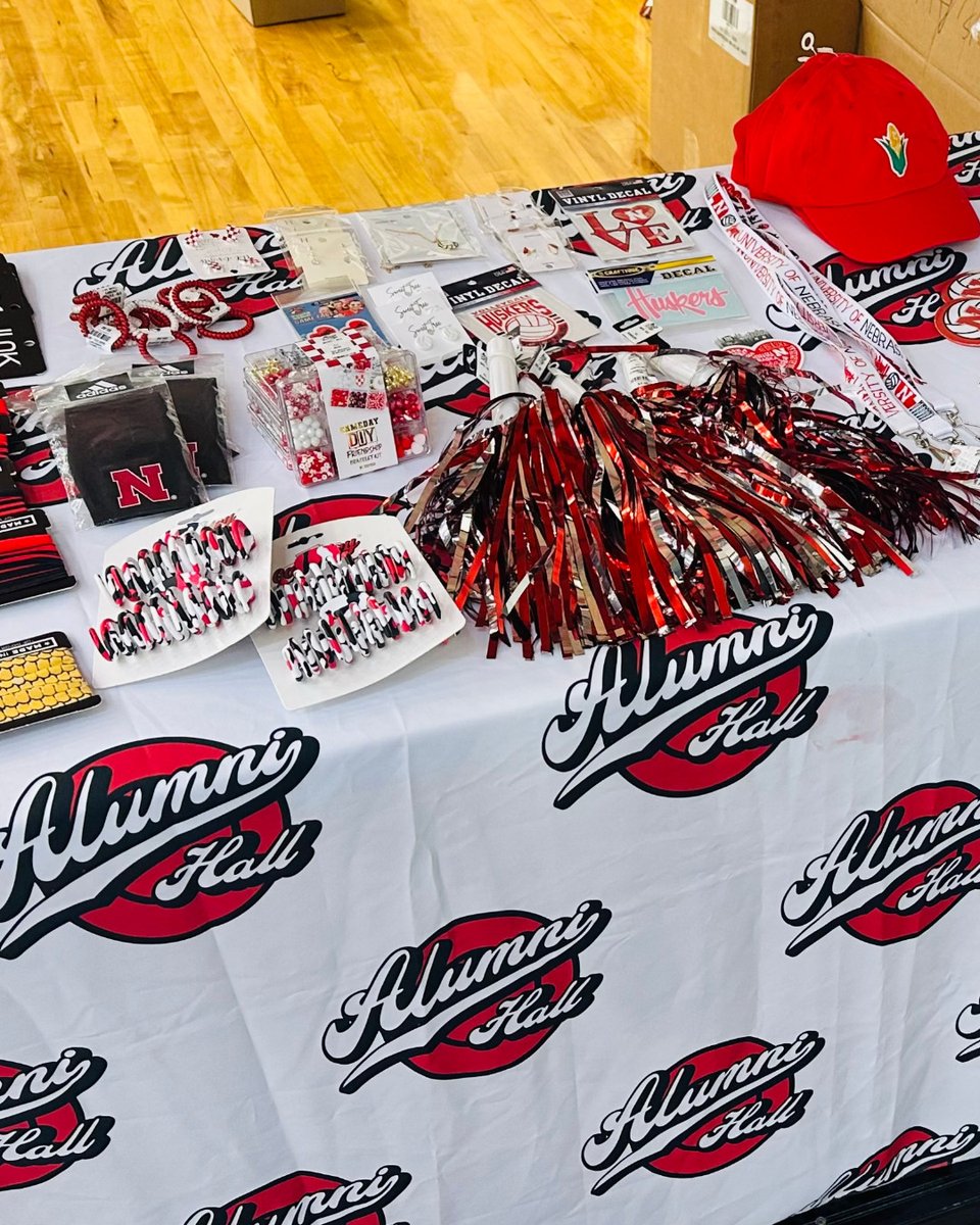 AlumniHallUNL's tweet image. We had such a fun time yesterday at the Nebraska Volleyball Camp meeting the athletes and giving away some cool prizes! 🏐🎉 We&apos;re set up here again today so come see us, Huskers!
alumnihall.com/nebraska-cornh…