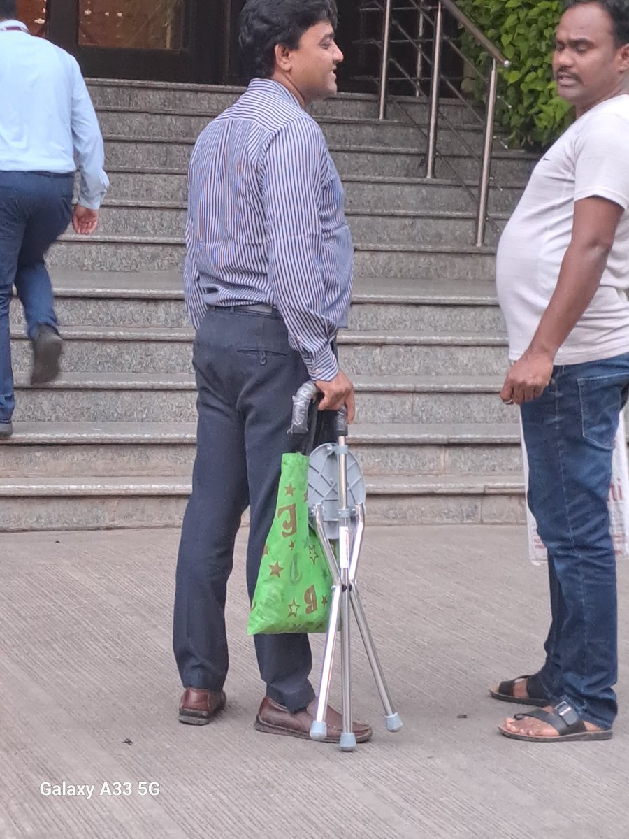 brizpatil's tweet image. #पुणे महापालिकेचे कर्मचारी मेट्रोने प्रवास करताना अशी खुर्ची वापरत आहेत. संध्याकाळी गर्दीच्या वेळी उपयोगी पडते असे कनिष्ठ अभियंता अनिल लोखंडे सांगत होते.
#pune
#punemetro
#punetraffic
@metrorailpune