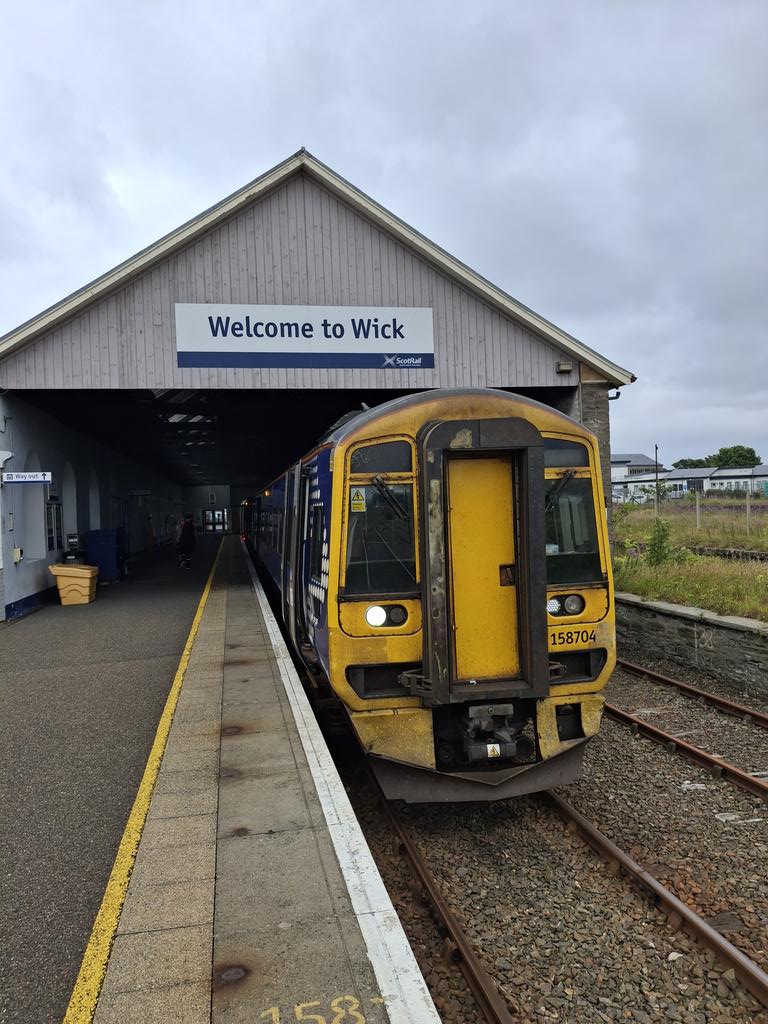 DariusAstell's tweet photo. 158704 at Wick, having arrived on time as the 1041 from Inverness  and ready to form the 1600 back to Inverness - only for the latter to be cancelled owing to signalling issues at Rogart☹️ https://t.co/HU30bGprsd