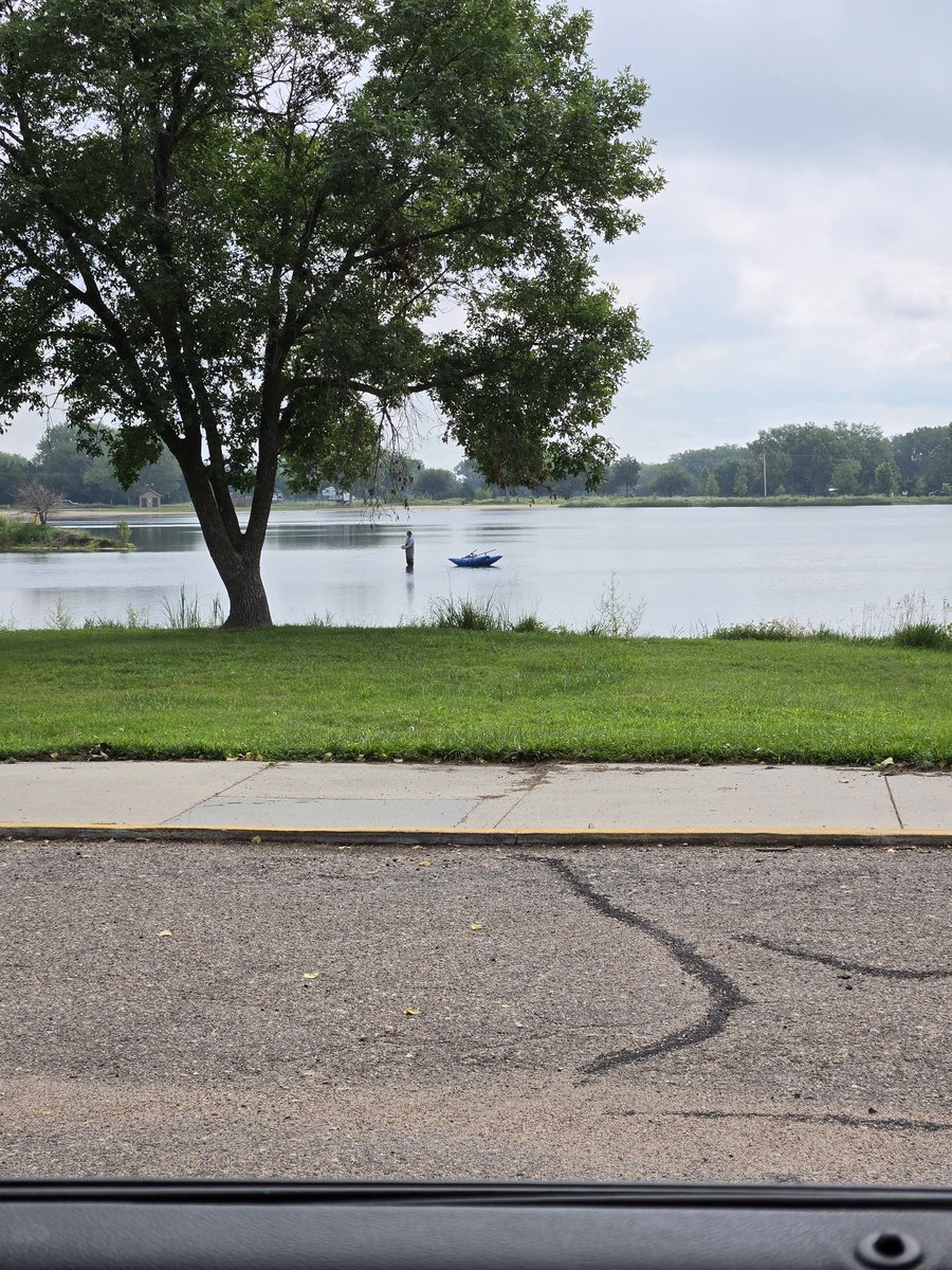 JB1401777's tweet image. Dude is walking on water.