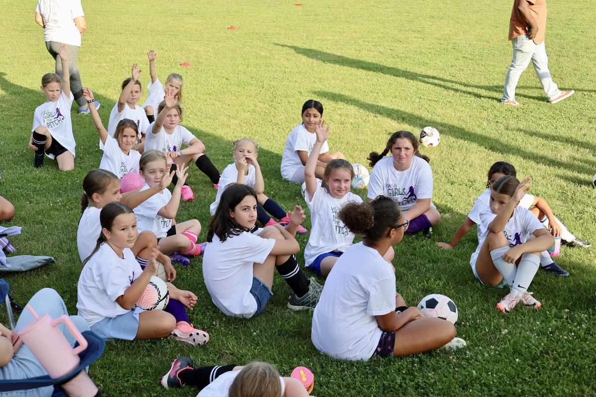 RivetersSC's tweet image. Sabrina and Bella had the opportunity to talk with the Baldwin-Whitehall Soccer Association’s Girls on the Pitch! ⚽️

This summer program introduced grade-school age girls to soccer and general fitness! 💪

#RivetersRise