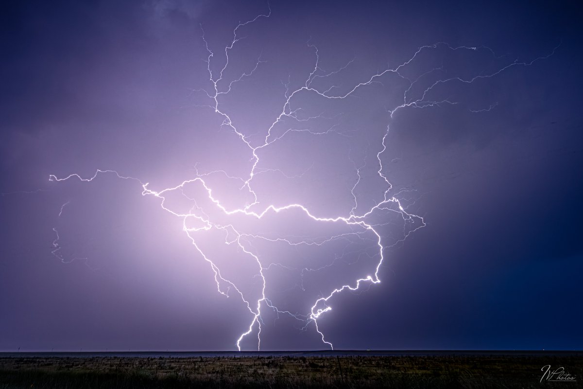 ⚡️I call this one 'The lighting that doesn't know where the hell to go'. 
I'm having too much fun with these monsoon showers.

Rush, CO 7/23/25
#cowx #wxtwitter #StormHour