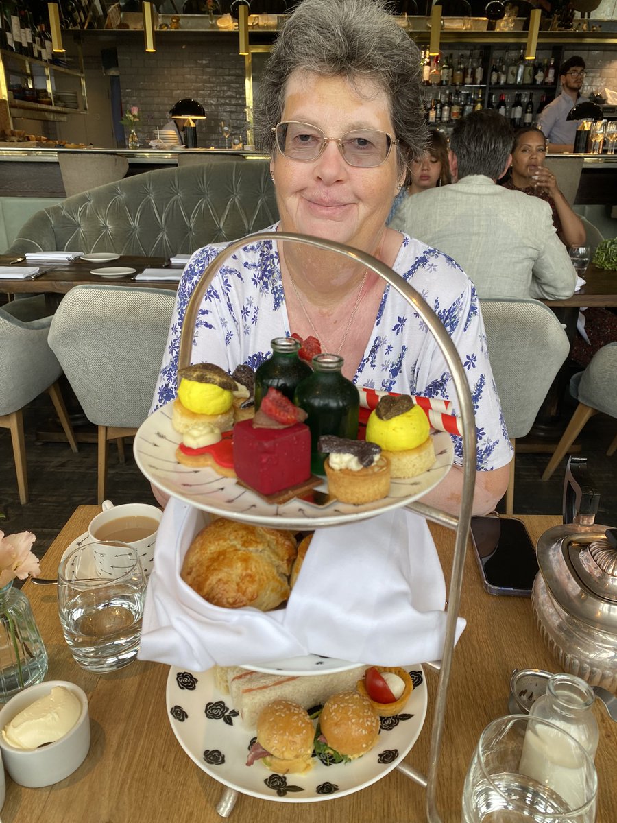 KentWomble's tweet image. Lovely afternoon tea at The Swan next to Shakespeare’s Globe then across the river in style for tonight’s main event. @EvitaMusical