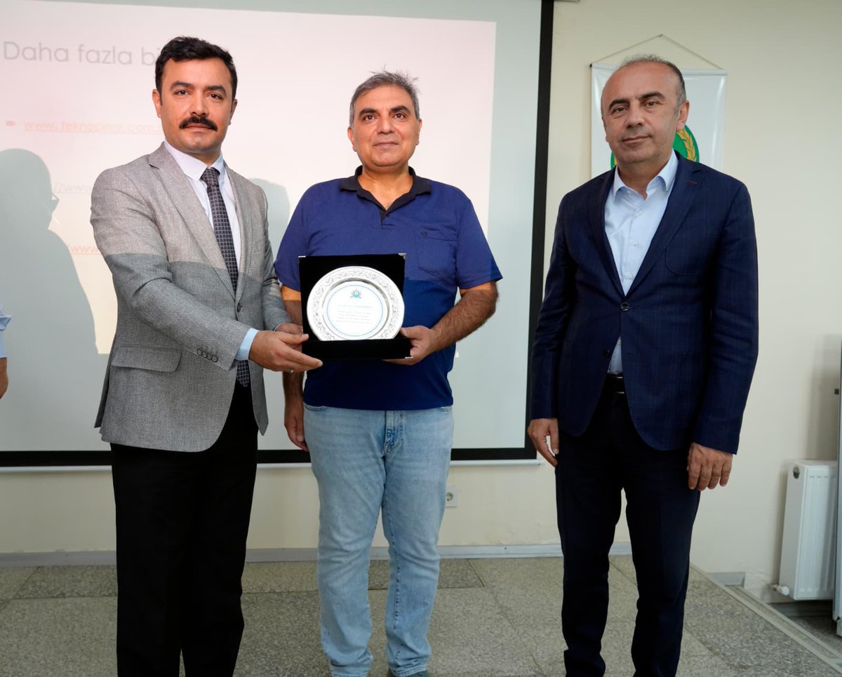 📌 Adıyaman Üniversitesi olarak, bilimi toplumla buluşturmaya ve sahada çözüm üretmeye devam ediyoruz.

Kahta Ziraat Odası ev sahipliğinde düzenlenen “Güneş Panelli Tarımsal Sulama Sistemleri” başlıklı söyleşide; güneş enerjisinin tarımda verimliliği artırmadaki rolünü, çevresel