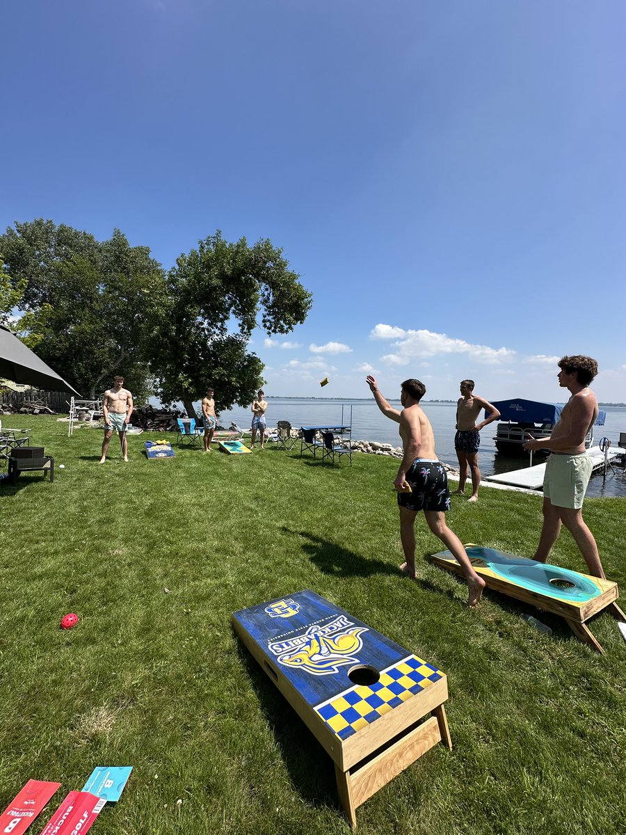 GoJacksMBB's tweet image. Post-practice R&amp;amp;R. Summer workouts are winding down ⏳ 

#GoJacks 🐰