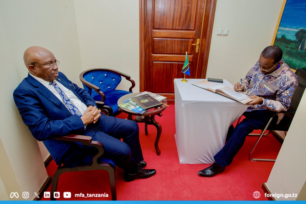 BALOZI MUSSA AFANYA MAZUNGUMZO NA BALOZI WA TANZANIA NCHINI RWANDA

Naibu Katibu Mkuu wa Wizara ya Mambo ya Nje na Ushirikiano wa Afrika Mashariki, Balozi Said Shaib Mussa, amekutana na kufanya mazungumzo na Balozi wa Tanzania nchini Rwanda, Mhe. Dkt. Habib Kambanga, katika ofisi
