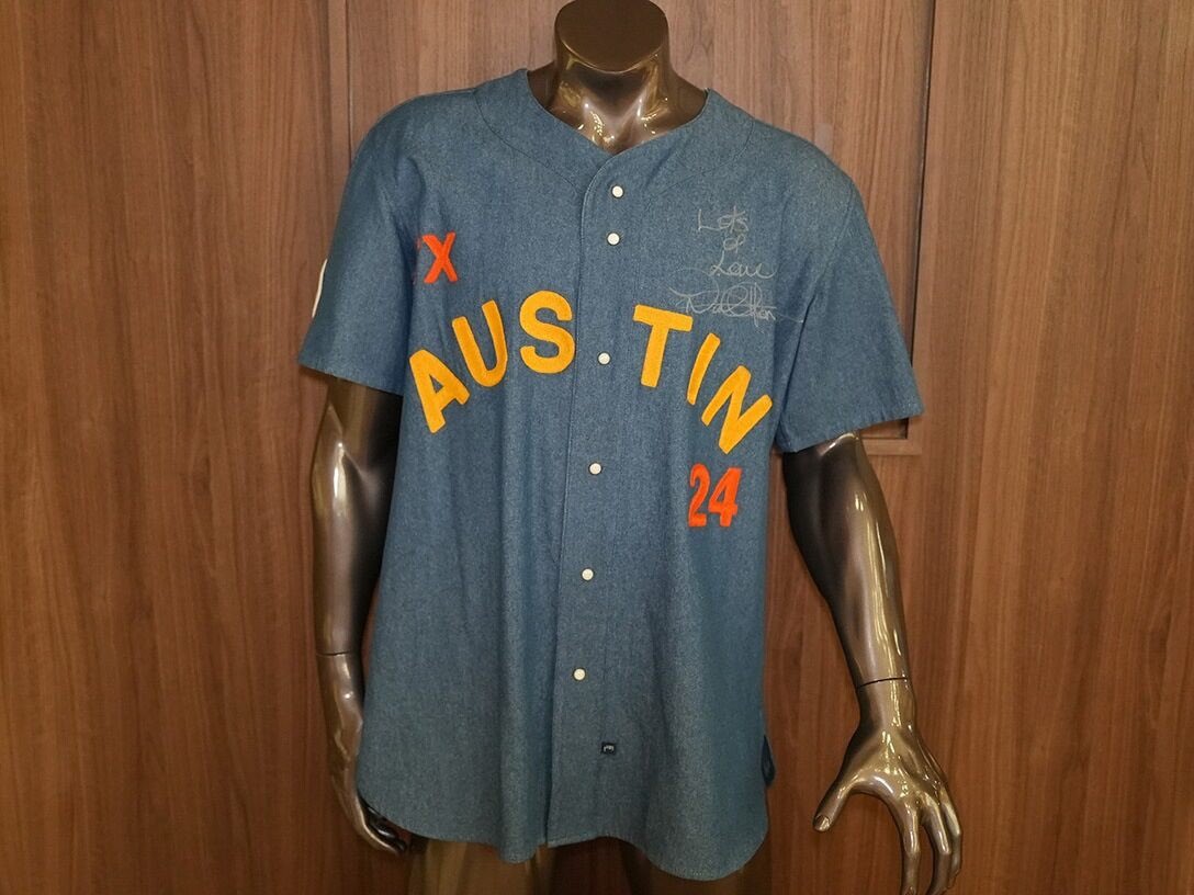 1DDailyPlanet's tweet image. 📲 Moody Center in Austin is holding a Central Texas Strong Auction to support flood relief efforts and Central Texas non profit organizations 🫶
And it includes signed Niall items
- Signed Niall Horan Moody Center Poster from the Aug 3, 2024
- Signed Niall Horan Custom Denim…