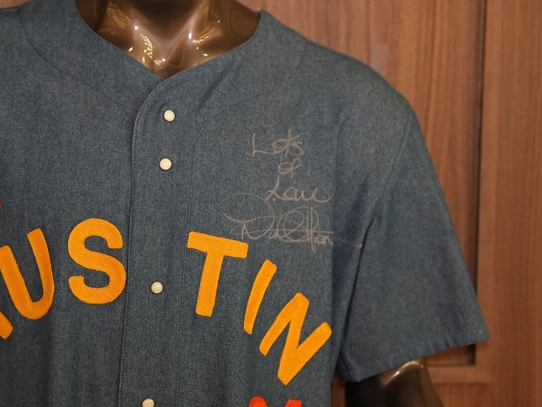 1DDailyPlanet's tweet image. 📲 Moody Center in Austin is holding a Central Texas Strong Auction to support flood relief efforts and Central Texas non profit organizations 🫶
And it includes signed Niall items
- Signed Niall Horan Moody Center Poster from the Aug 3, 2024
- Signed Niall Horan Custom Denim…