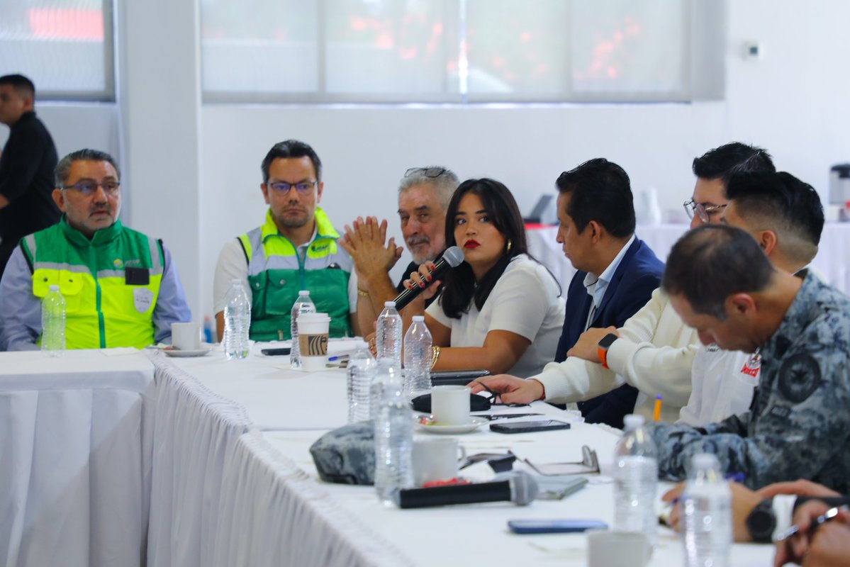 Secretaría de Gobierno de Guanajuato (@segobgente) on Twitter photo El diálogo directo con quienes viajan a diario por nuestras carreteras es fundamental. Esta tarde el Secretario de Gobierno <a href="/jorgelona1/">Jorge Jiménez Lona</a> se reunió con transportistas para escuchar y atender sus inquietudes y así seguir construyendo soluciones con las personas. El diálogo directo con quienes viajan a diario por nuestras carreteras es fundamental. Esta tarde el Secretario de Gobierno <a href="/jorgelona1/">Jorge Jiménez Lona</a> se reunió con transportistas para escuchar y atender sus inquietudes y así seguir construyendo soluciones con las personas.