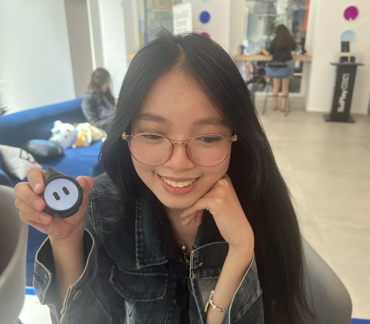 PlaiPinHQ's tweet image. What is the PlaiPin telling her?