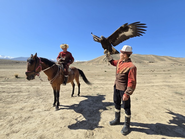 #OsTengoQueContarUnaCosa

➡️LOS BÉRKUTCHI DE ASIA CENTRAL⬅️

Una tradición milenaria sobrevive entre las montañas kirguisas.

🔥 Hombres y aves que se entienden sin palabras.

📍 Descubre esta historia real que parece leyenda:

elmundoconella.com/kirguistan/caz…