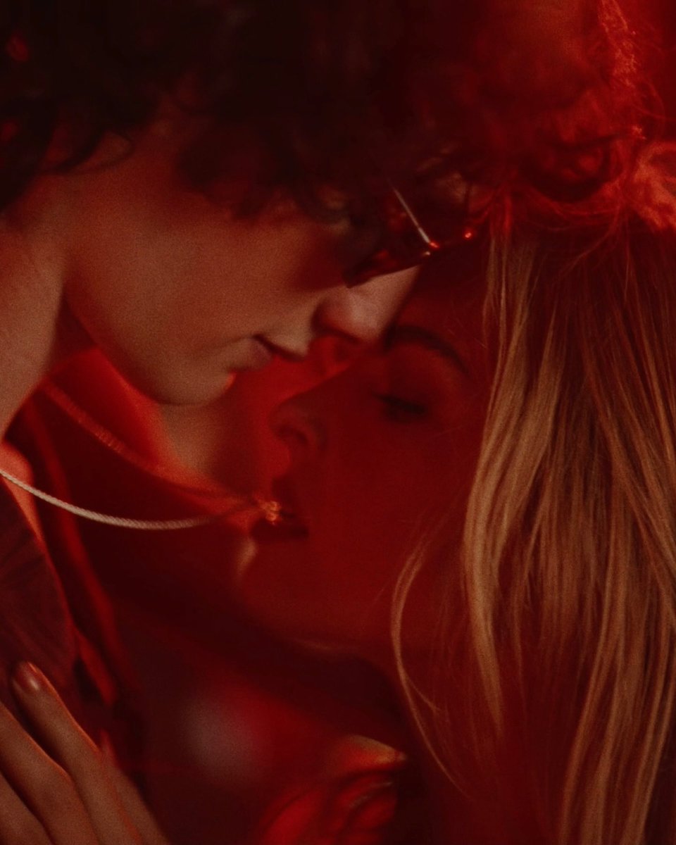 OwnUtopia's tweet image. Com direito a um clipe protagonizado por Addison Rae, Sombr lançou seu novo single, ‘12 to 12’ em todas as plataformas digitais. 🔥 youtu.be/cZgUiR31m-Y?si…
— Para mais informações, siga o @SombrBR1 e ative as notificações.