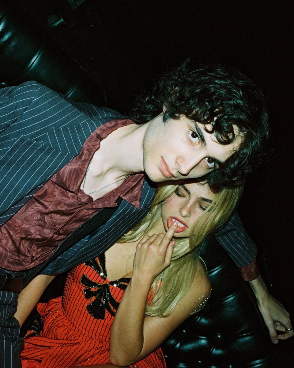 OwnUtopia's tweet image. Com direito a um clipe protagonizado por Addison Rae, Sombr lançou seu novo single, ‘12 to 12’ em todas as plataformas digitais. 🔥 youtu.be/cZgUiR31m-Y?si…
— Para mais informações, siga o @SombrBR1 e ative as notificações.