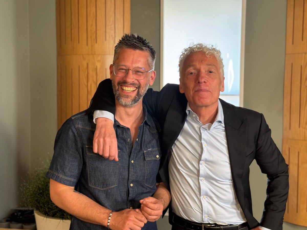 Mooi mijmerend kalm gesprek met Spinvis over innerlijke vrede, creativiteit zonder targets en een mysterie blijven voor jezelf. Waarschuwing: ik ben nogal een groupie dus welgeteld nul kritische vragen. open.spotify.com/episode/0cLfxA…