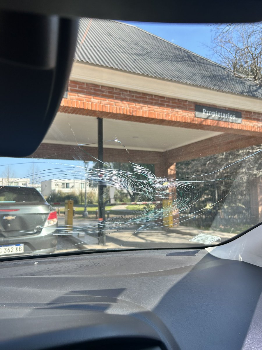 pmarcelia's tweet photo. @AuSol_AR la saqué barata cuando el auto que venía delante mío pisó unas maderas que estaban tiradas en medio de la autopista ramal Pilar km 52. https://t.co/kautbtunV4