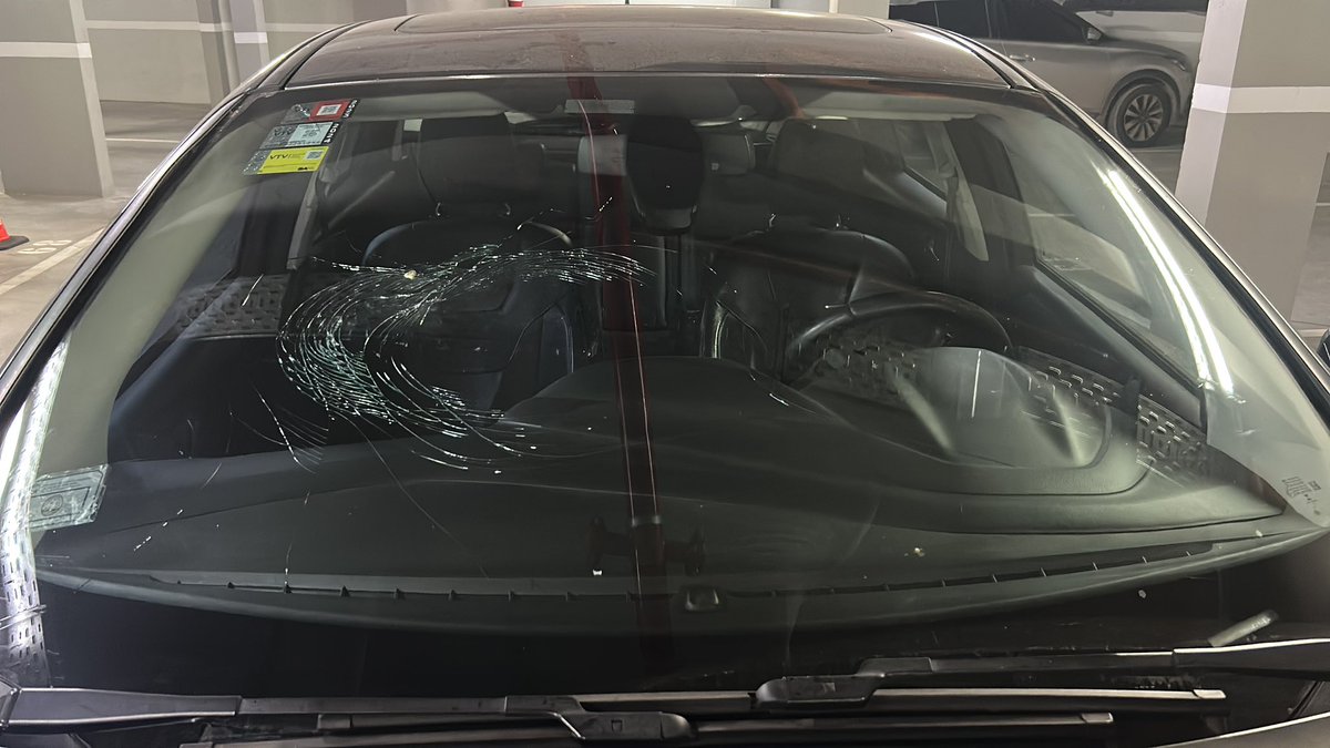 pmarcelia's tweet photo. @AuSol_AR la saqué barata cuando el auto que venía delante mío pisó unas maderas que estaban tiradas en medio de la autopista ramal Pilar km 52. https://t.co/kautbtunV4