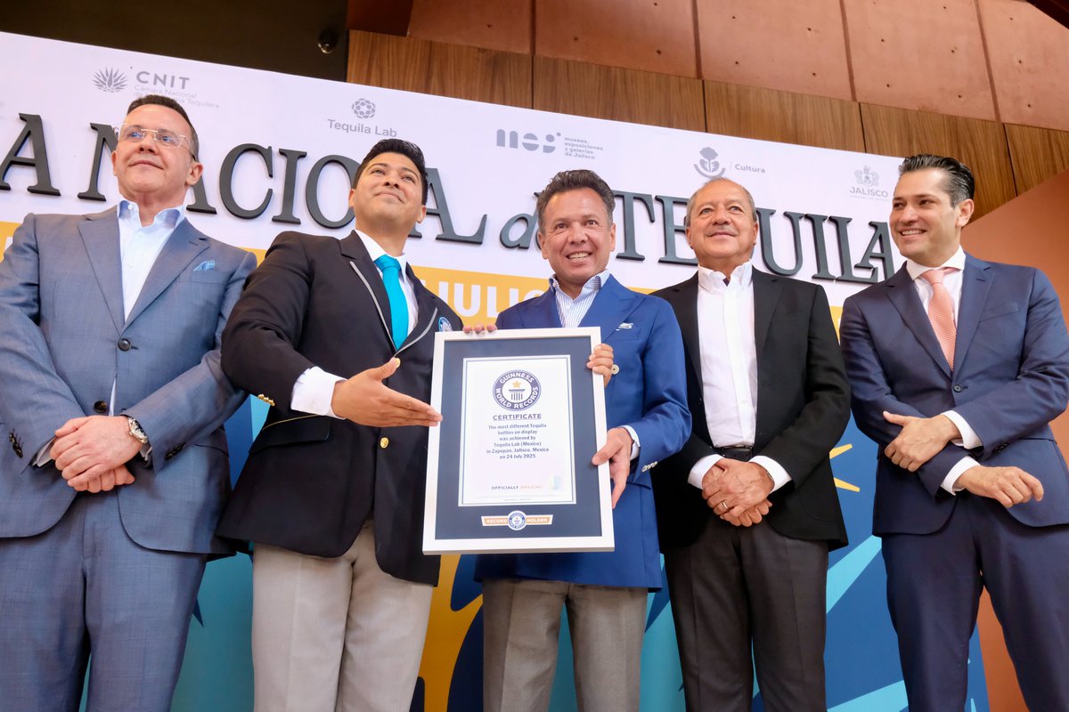 PabloLemusN's tweet image. Fue un placer acudir a la conmemoración del Día Nacional del Tequila en las instalaciones de Tequila Lab, donde se rompió el Récord Guinness Mundial impuesto en 2019, con 3 mil 199 botellas de tequila exhibidas en un mismo sitio.
Gracias a los productores y empresas que ponen…