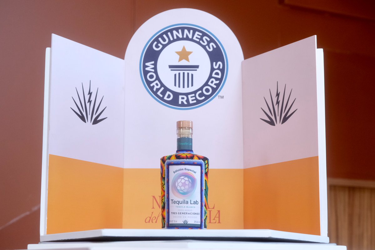 PabloLemusN's tweet image. Fue un placer acudir a la conmemoración del Día Nacional del Tequila en las instalaciones de Tequila Lab, donde se rompió el Récord Guinness Mundial impuesto en 2019, con 3 mil 199 botellas de tequila exhibidas en un mismo sitio.
Gracias a los productores y empresas que ponen…