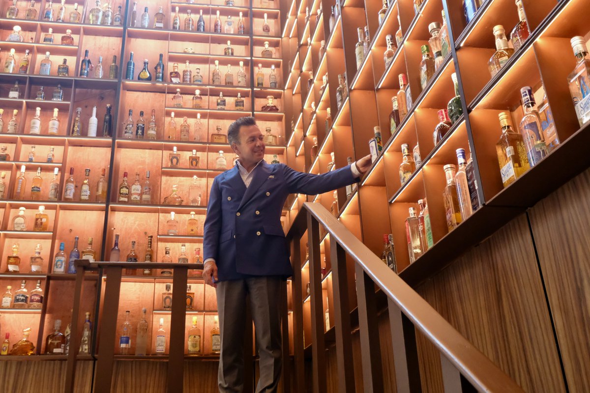 PabloLemusN's tweet image. Fue un placer acudir a la conmemoración del Día Nacional del Tequila en las instalaciones de Tequila Lab, donde se rompió el Récord Guinness Mundial impuesto en 2019, con 3 mil 199 botellas de tequila exhibidas en un mismo sitio.
Gracias a los productores y empresas que ponen…